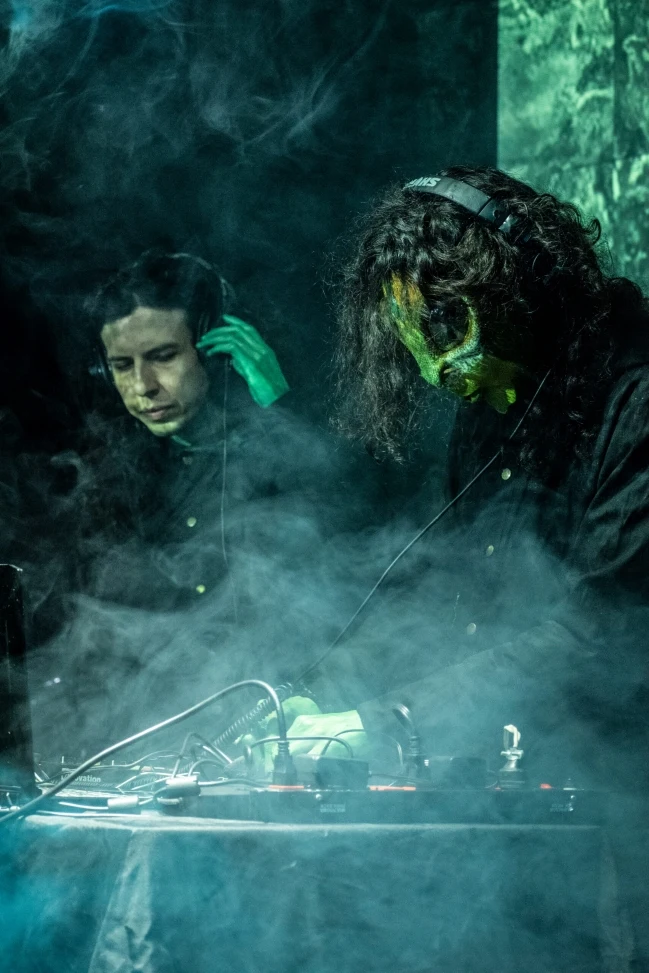 Losaquis multisensory live experience during an alien ritual concert blending electronic music, and ancestral art.