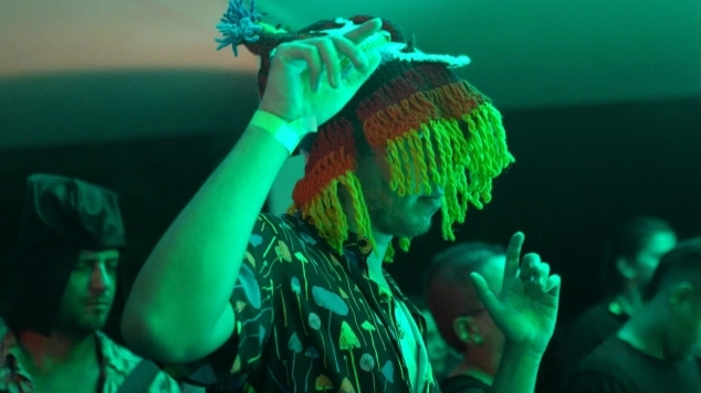 Alien tribe dancing with masks at Enkifest by Losaquis, celebrating alien ritual, ancestral symbolism, and immersive electronic music experience.