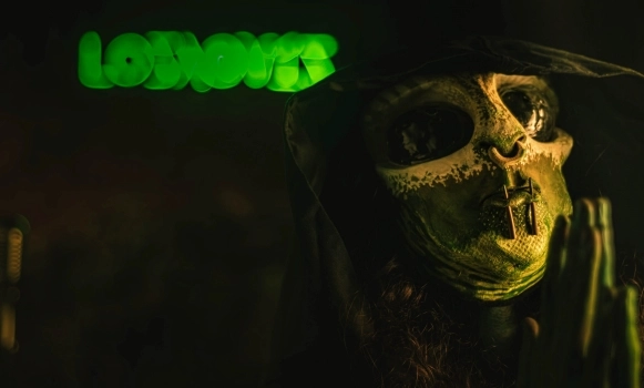 Anki of Losaquis in a ceremonial moment during "La Casa en Llamas", blending alien ritual aesthetics, ancestral energy, and avant-garde electronic performance.