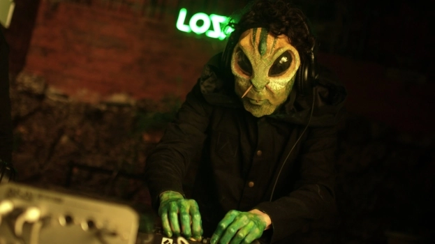 Dagan from Losaquis performing live at La Casa en Llamas, showcasing alien ritual music, tribal electronic beats, and experimental soundscapes.