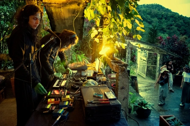 Losaquis live show at Los Girasoles Villavicencio Colombia featuring alien ritual, tribal visuals, and experimental electronic music.