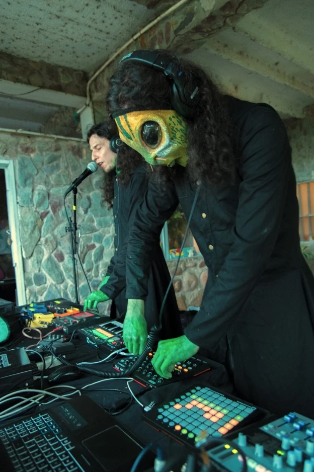 Losaquis live show in Villavicencio Colombia with Dagan playing a MIDImix and Anki singing, featuring alien ritual aesthetics and ancestral electronic music.
