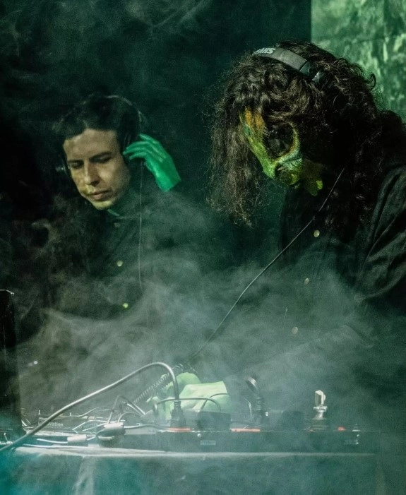 Losaquis performing live during an alien ritual concert, merging electronic music, tribal art, and immersive extraterrestrial experience.