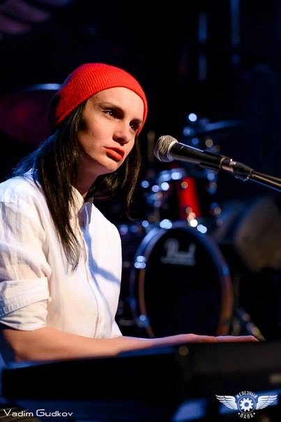 Viktoria Darian Russian pianist known in the Russian electronic scene collaborating with Losaquis on the track 3 AM blending classical piano with alien electronic music atmosphere.